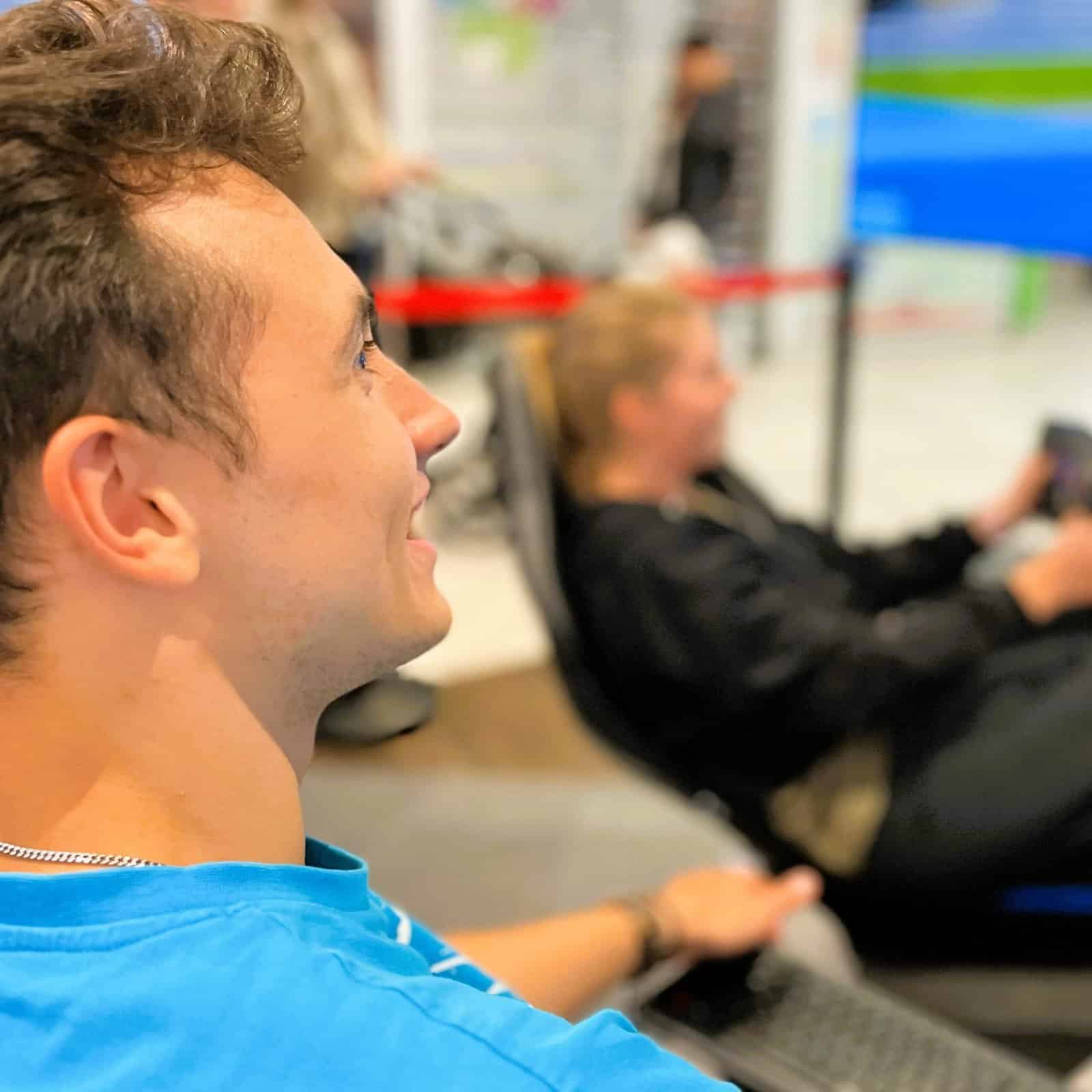 Wizardi RoarFun mluví anglicky a místním jazykem absolvují tři pohovory