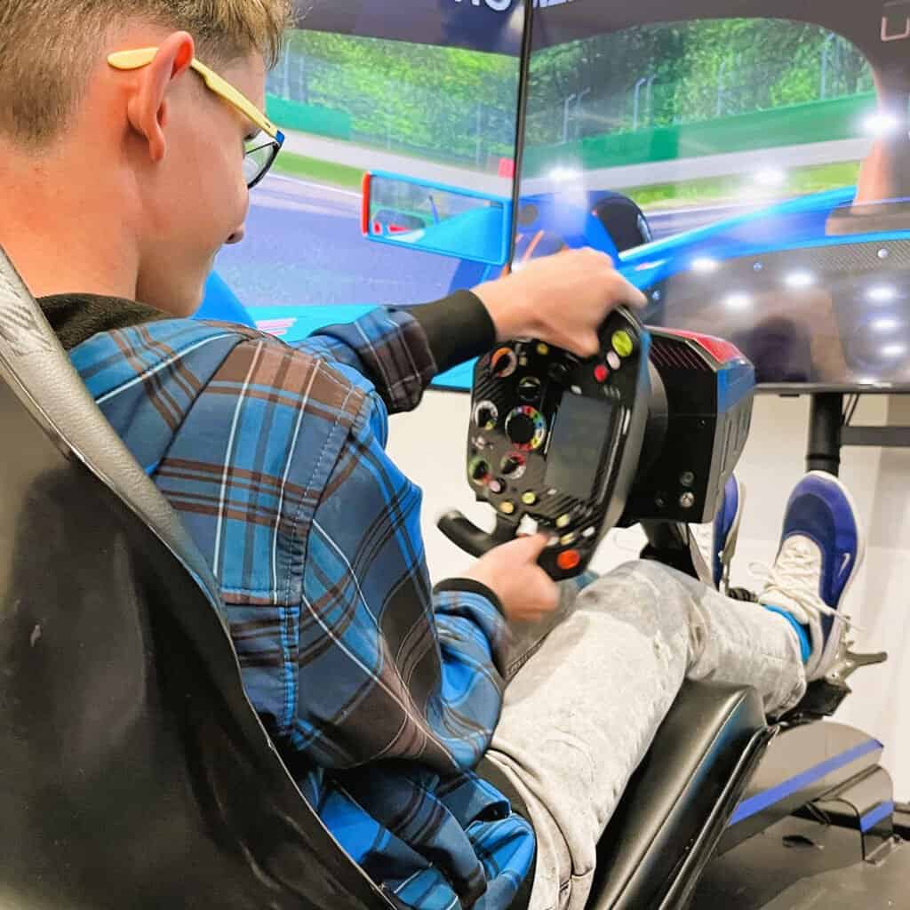 Pronájem simulátoru Formule E Pronájem simulátorů Formule E Pronájem elektrického simulátoru Formule E s obsluhou RoarFun