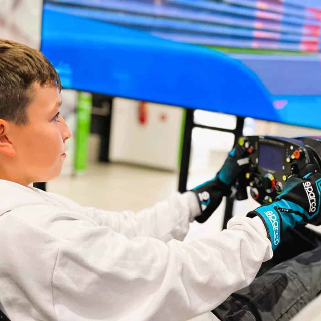 Pronájem elektrických simulátorů Formule E Půjčovna elektrických trenažérů Formule E