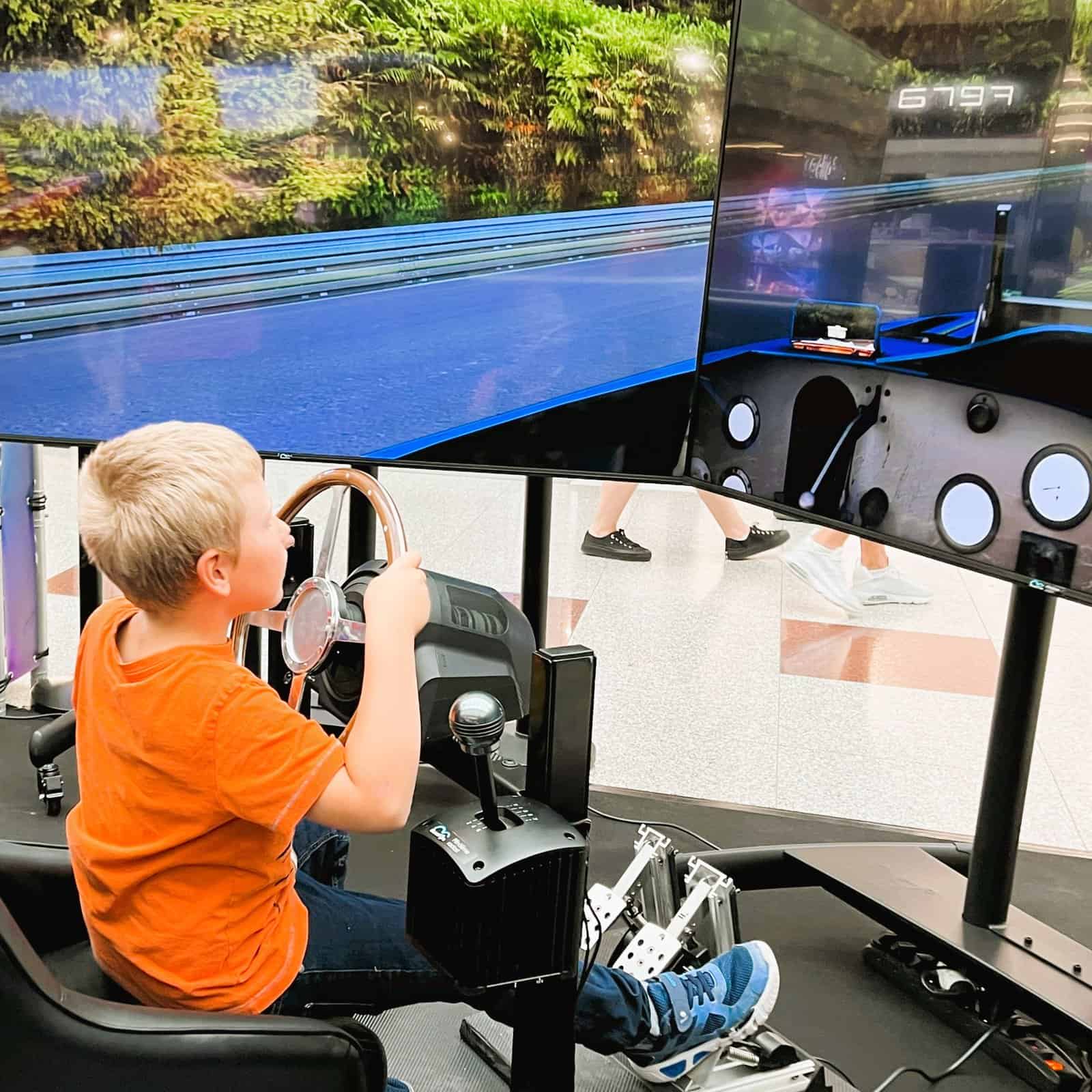 Simulátor pronájmu klasických vozů v Brně. Pronájem simulátorů klasických automobilů - autentický zážitek z historie na párty na klíč