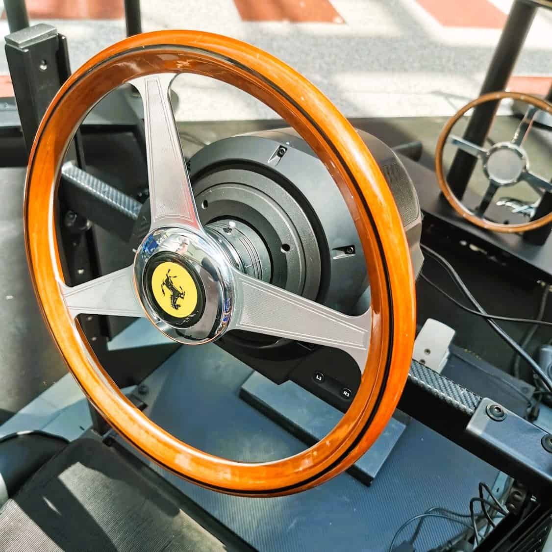Pronájem Classic Cars simulátoru Ferrari 250 GTO v Praze s obsluhou. Pronájem simulátorů historických vozů pro firemní teambuilding v České republice s brandingem