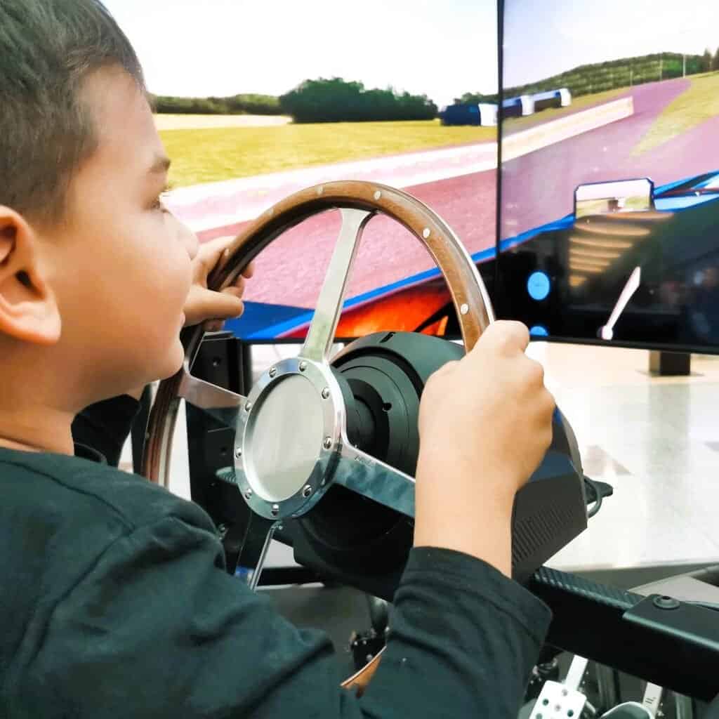 Pronájem simulátoru Classic Cars v Česku. Pronájem simulátorů klasických automobilů - autentický zážitek z historie pro firemní večírek na klíč