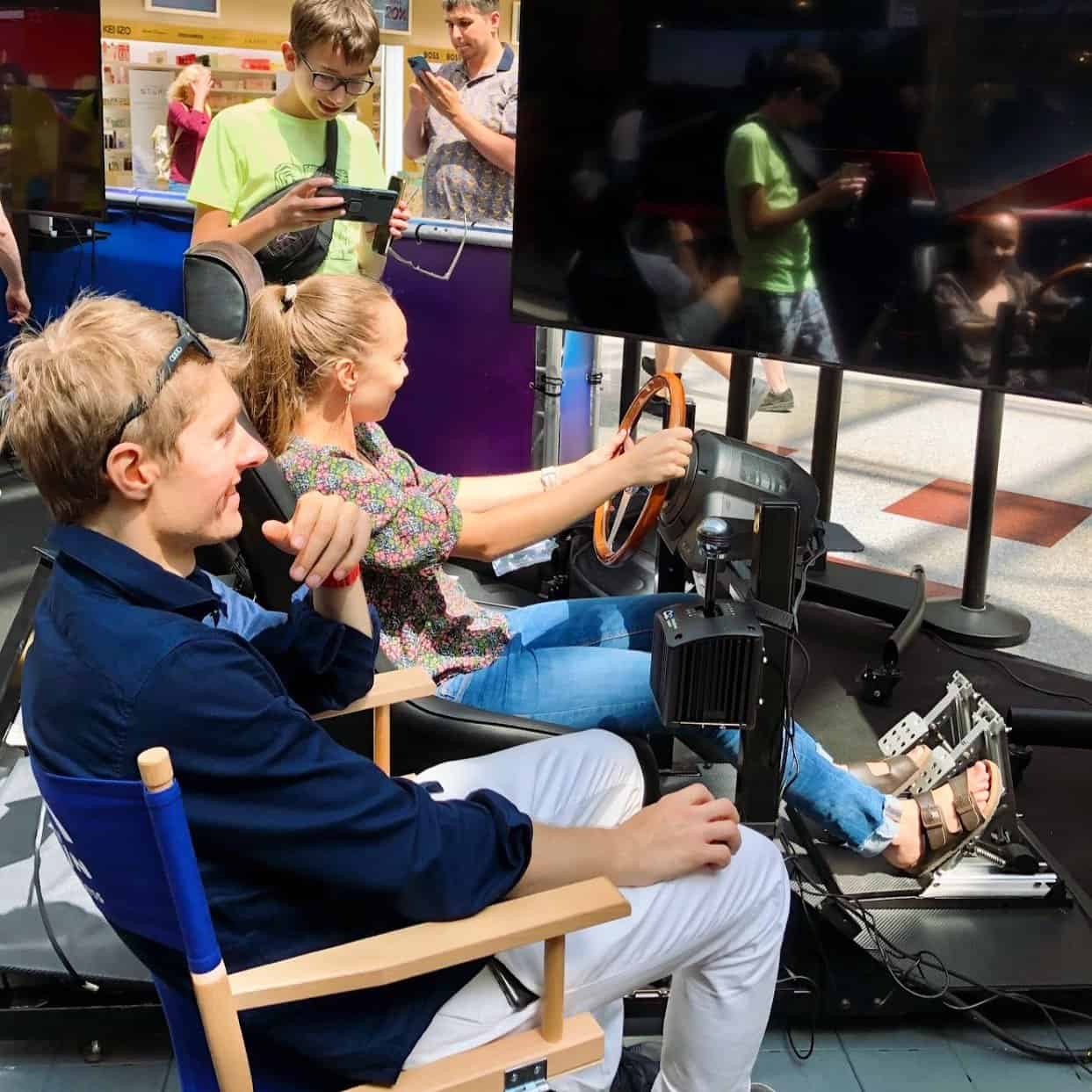 Simulátor pronájmu klasických vozů v Praze, Brně, Bratislavě. Pronájem simulátorů klasických automobilů - autentický zážitek z historie pro teambuilding na klíč