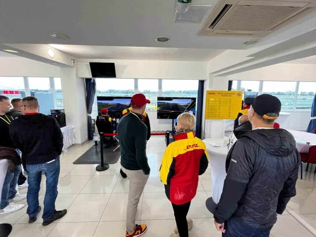 Soutěž Pronajměte si nejlepší závodní simulátor, abyste mohli soutěžit. DHL Pronájem nejlepšího závodního simulátoru UL Praha k soutěži o nejlepší čas