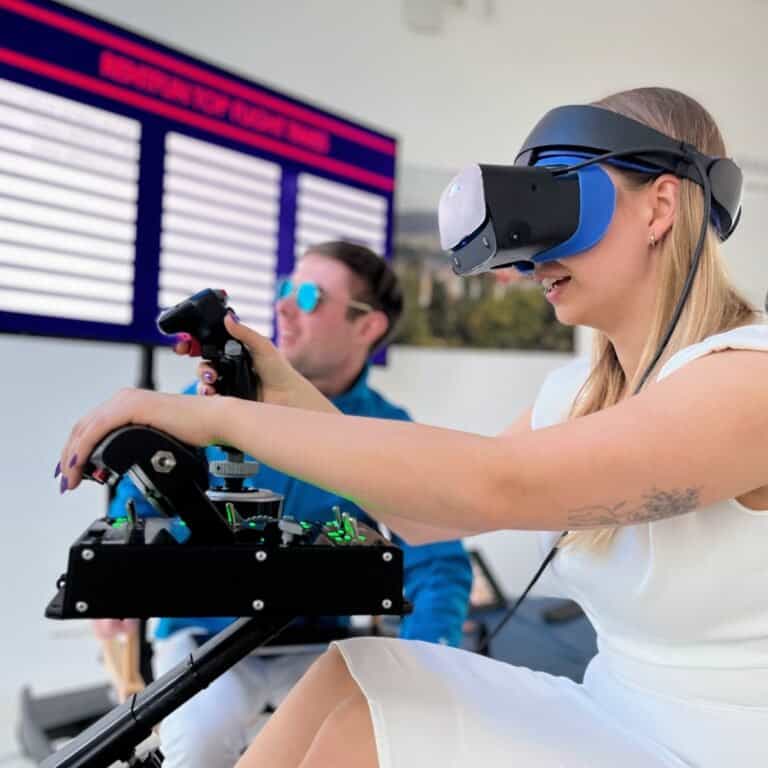 RoarFun homepage - happy people in Virtual reality - Modern Entertainment for children, youth