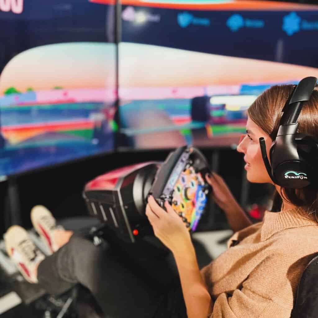 Pronájem simulátoru F1 Praha, Brno, Plzeň, Ostrava, Bratislava. Simulátory Formule 1 v plném pohybu Pronájem simulátoru F1 se službami RoarFun