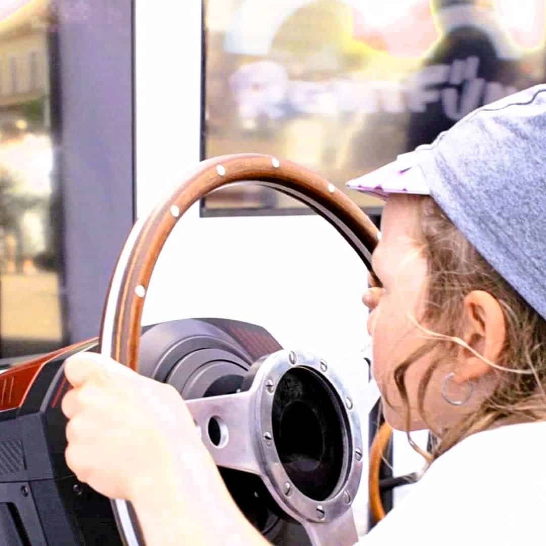 Pronájem simulátoru Classic Cars v Praze. Pronájem klasických automobilových simulátorů - autentický zážitek z historie k narozeninám na klíč