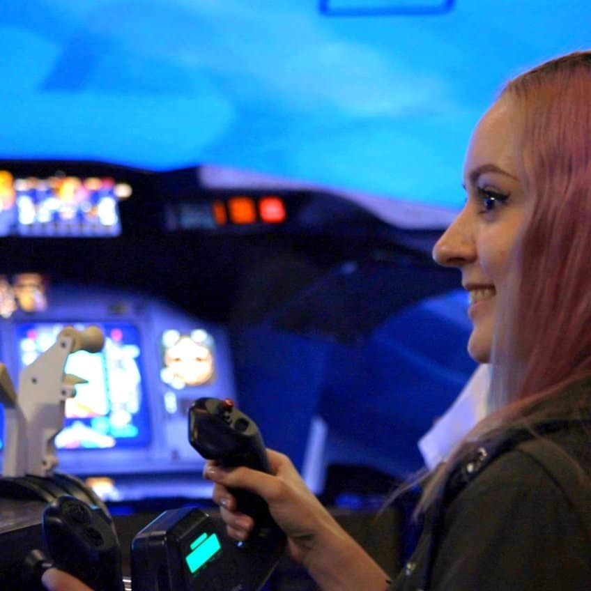 Půjčovna leteckých simulátorů Brno, Praha, Liberec. Pronájem leteckých simulátorů plný letový pohybový simulátor se službami RoarFun