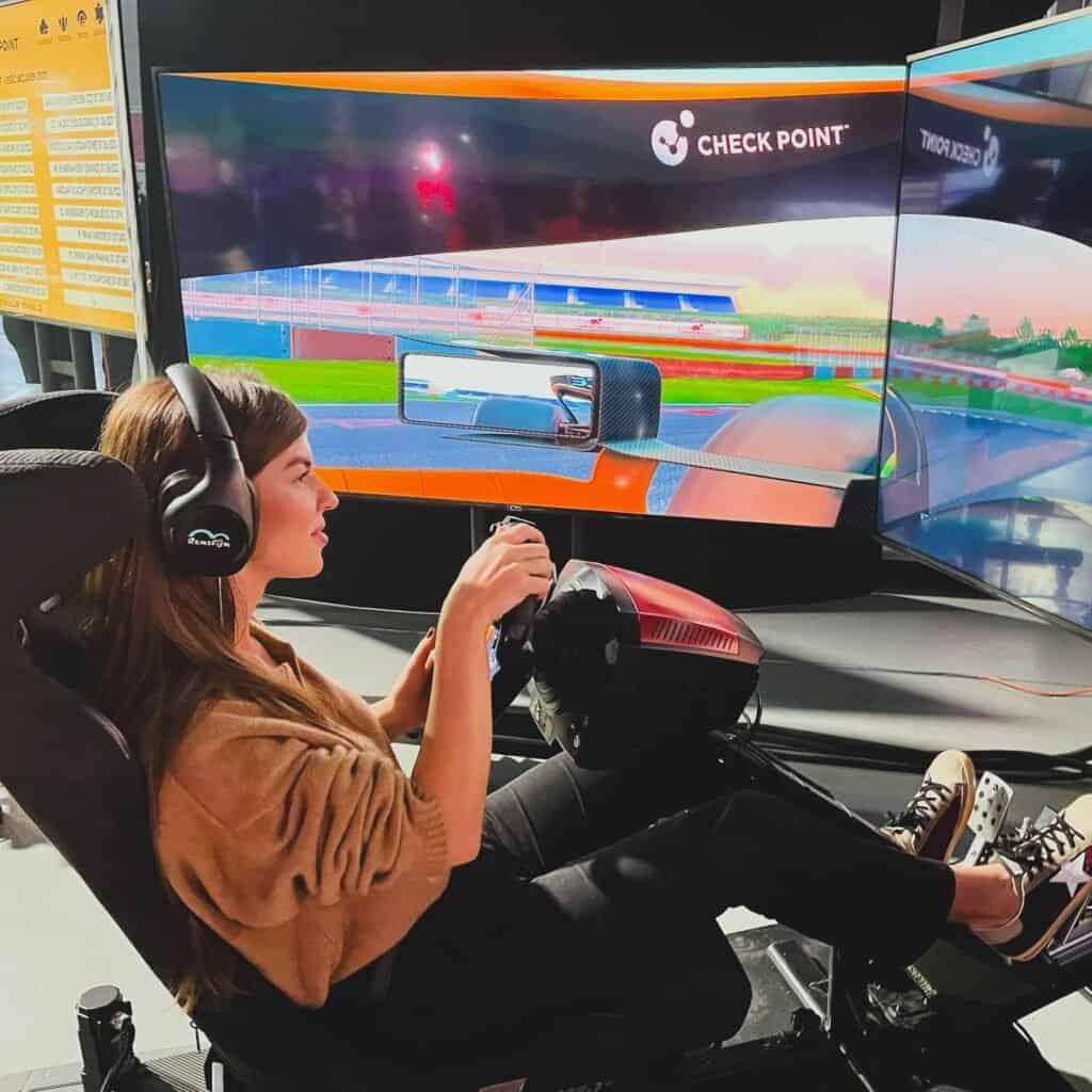 Pronájem simulátorů Formule 1 pro firemní akce. Pronájem simulátoru formule f1 Ostrava. Pronájem simulátorů formule pro firemní akce na klíč s dodáním.