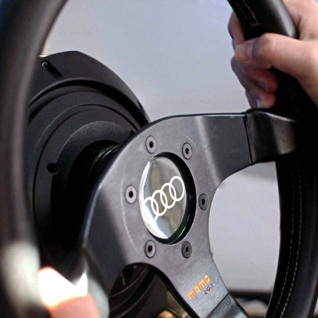 Audi Rally Simulator pro párty. Pronájem Nejlepší sněhové rallye zážitky s doručením po celé ČR. Pronájem rally simulátorů v Praze a Brně