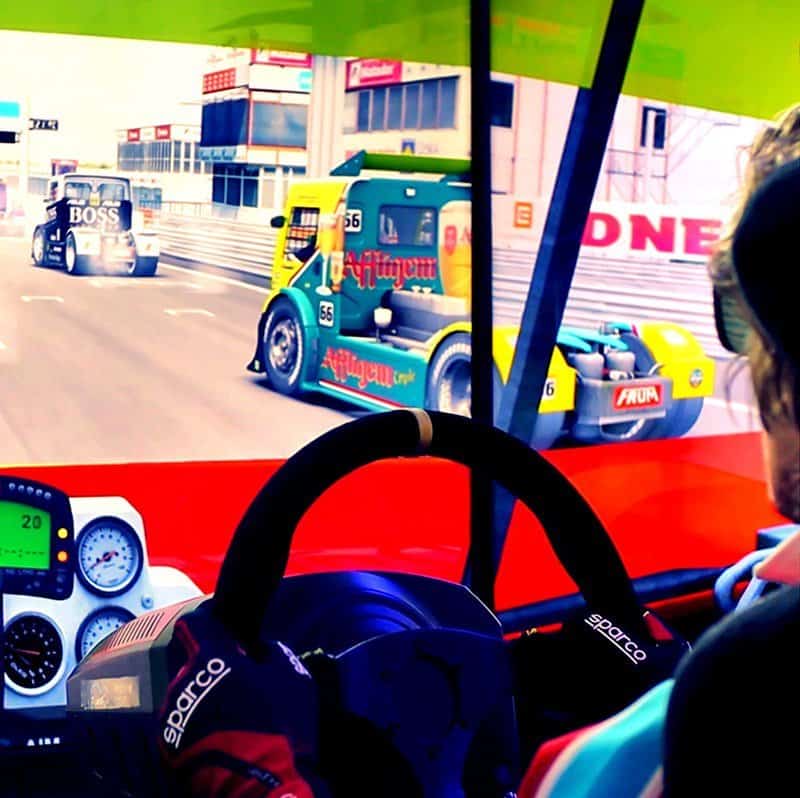 Pronájem simulátoru nákladního automobilu Pronájem simulátorů nákladní dopravy Pronájem simulátoru nákladních automobilů se službami RoarFun