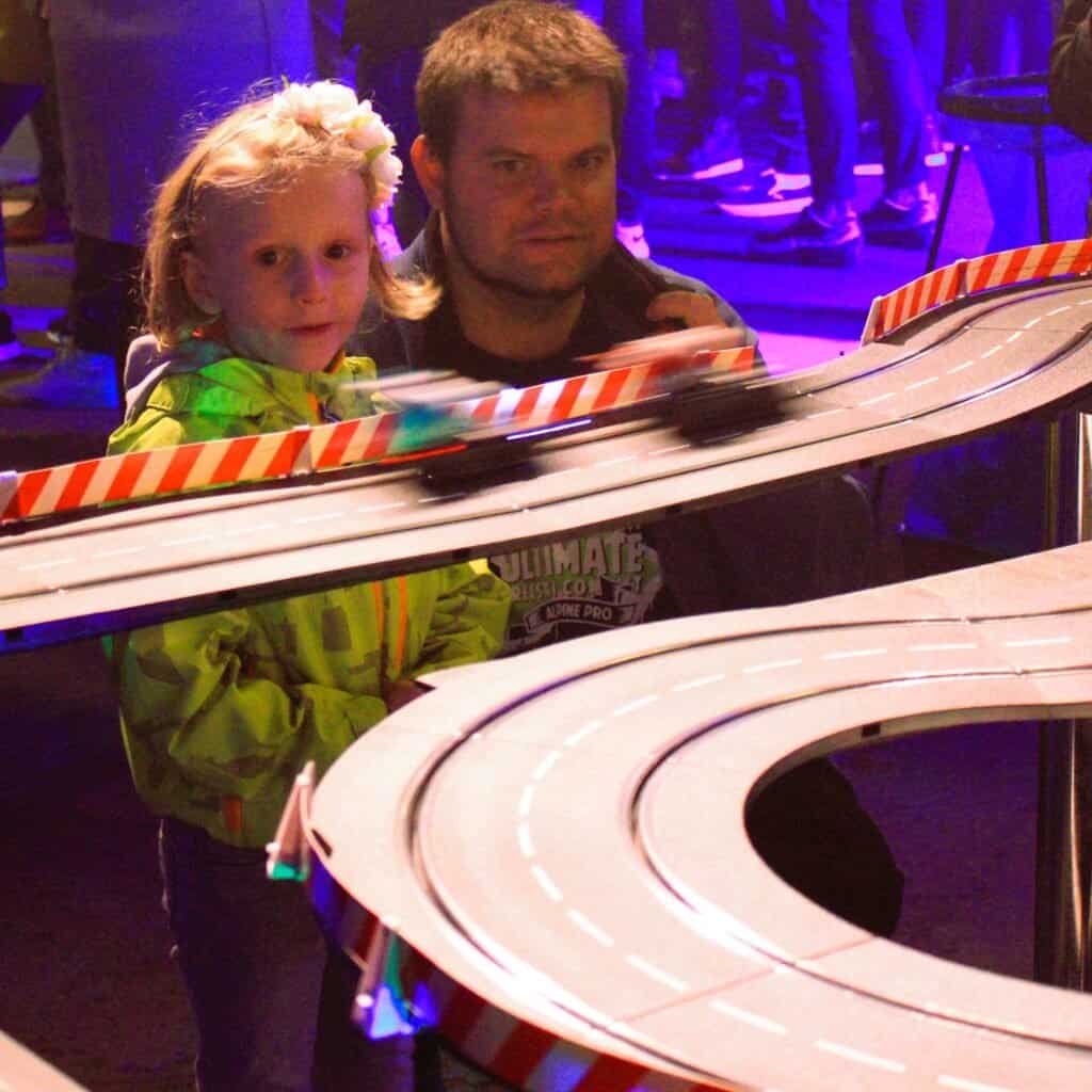 Pronájem závodní autodráhy pro vaši akci. Pronájem závodní dráhy Slot cars Race track snadno a rychle.
