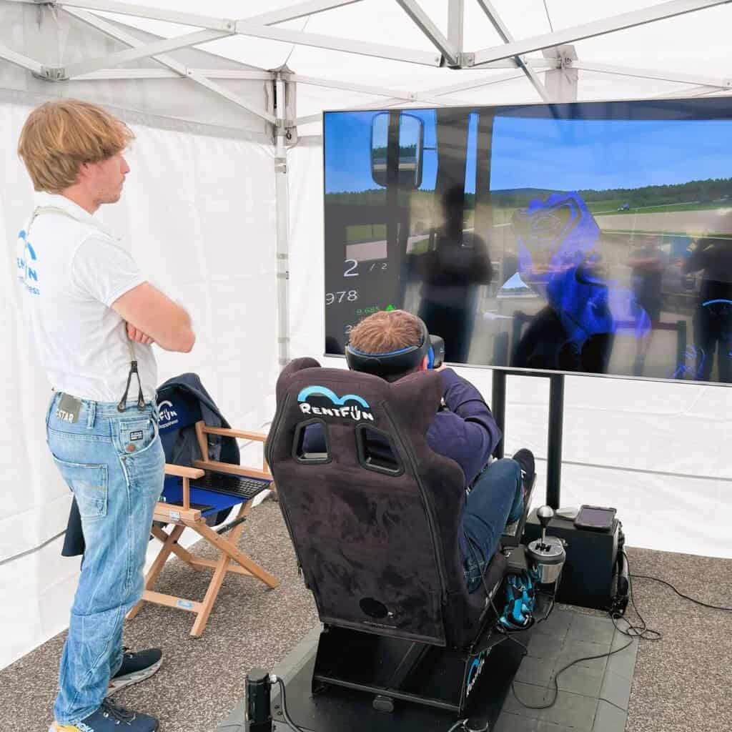 Pronajměte si simulátor nákladního auta pro teambuildingovou akci s obsluhou. Pronájem simulátoru závodních kamionů Praha, Olomouc, Brno