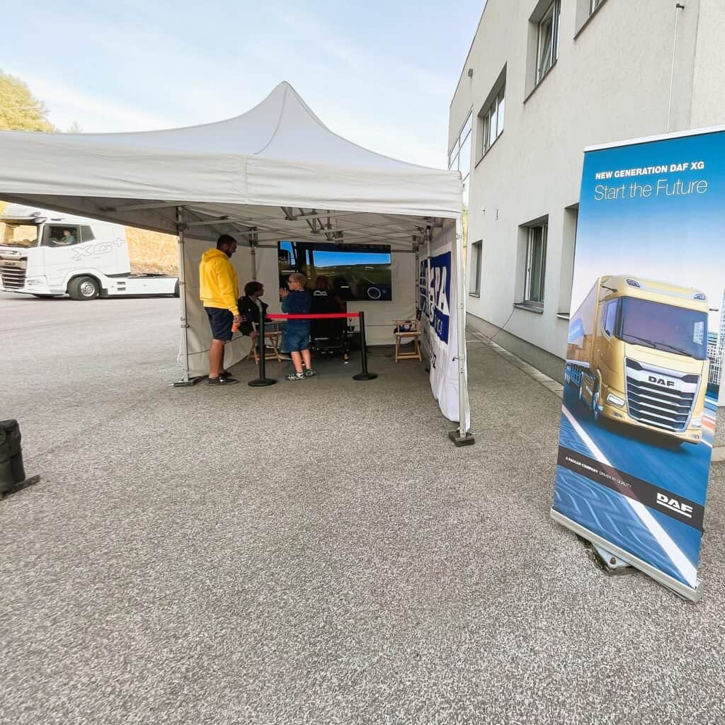 Pronajměte si simulátor nákladního auta pro teambuildingovou akci s obsluhou. Pronájem simulátoru závodních kamionů Praha, Olomouc, Brno