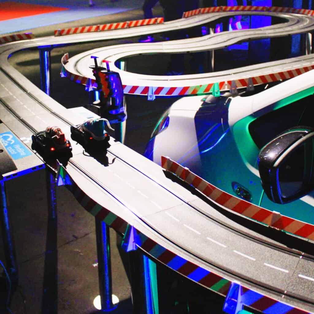 Pronájem závodní dráhy pro automobily na párty oslavy. Pronájem závodní dráhy pro automobily Praha
