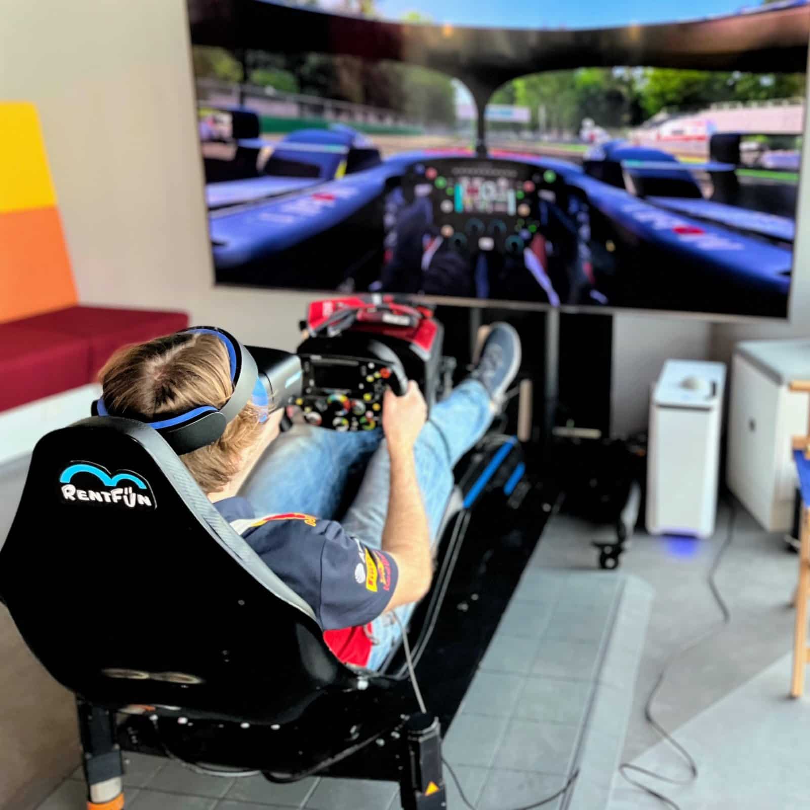pronájem cool závodního simulátoru v Praze pro firemní akce a vánoční večírky