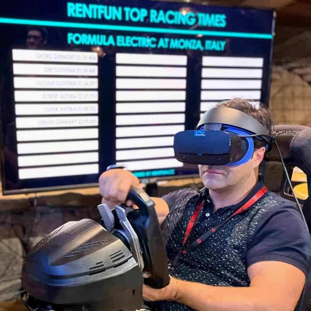 Hlavní cena RoarFun obsahuje trofeje pro 3 nejlepší piloty a externí obrazovku pro všechny simulátory.