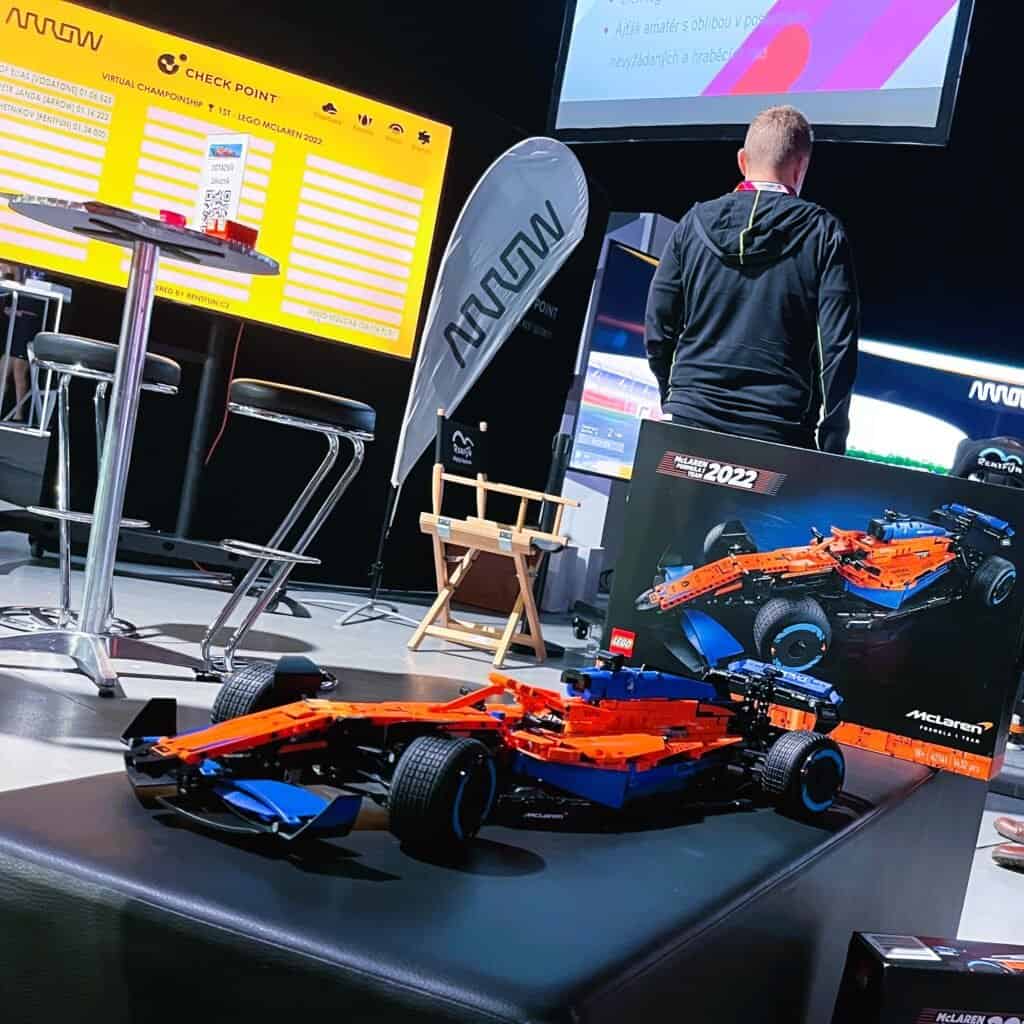Pronájem externí obrazovky s trofejemi pro nejlepší piloty v soutěži o velkou cenu RoarFun