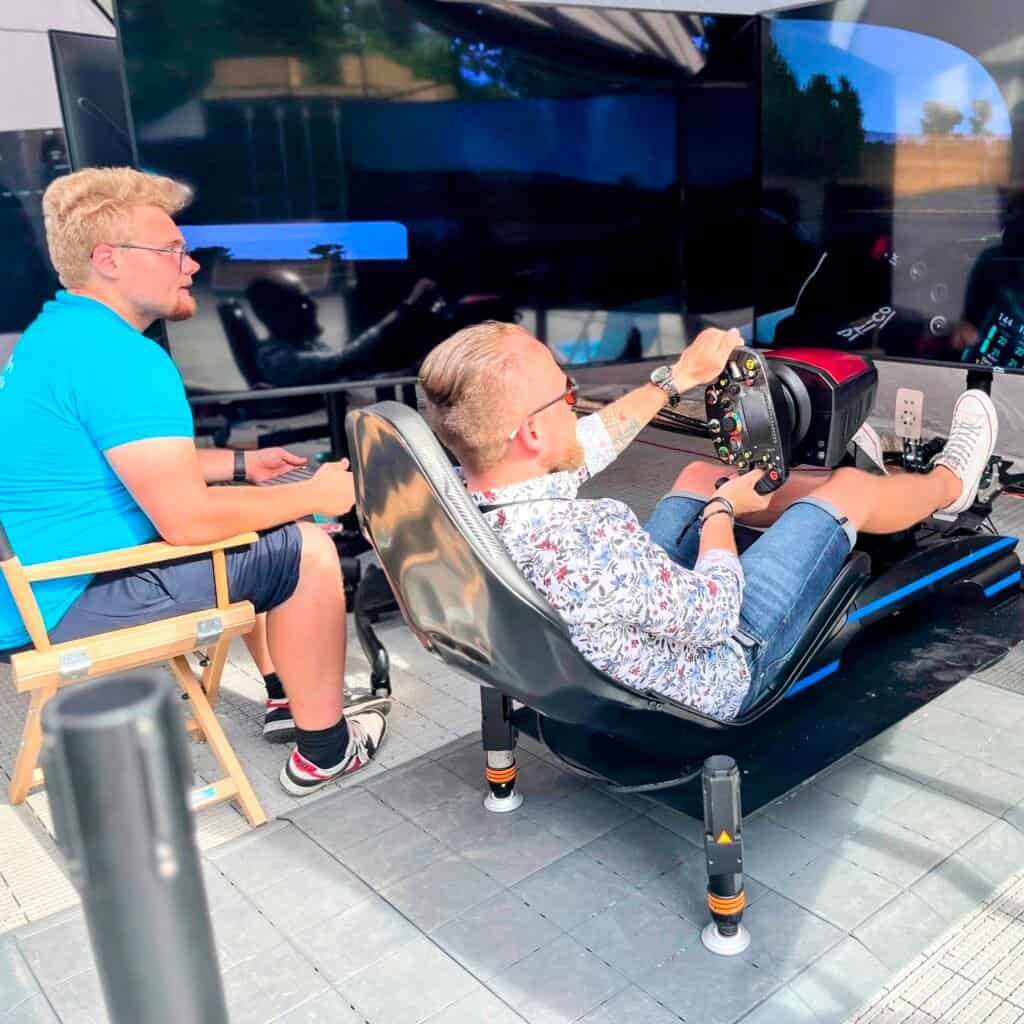 simulátor formule 1 v plné velikosti. Půjčovna Praha Brno Ostrava. Pronájem pohybových simulátorů formule 1 pro firemní akce