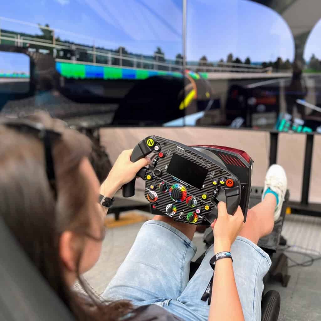 Pronájem simulátoru Formule 1 v Bratislavě. Pronájem simulátorů Formule 1 na firemní večírek s dodáním a obsluhou