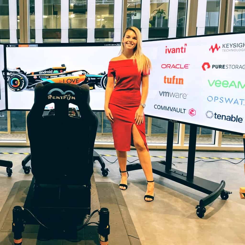 RoarFun spokojení klienti - zábava na klíč pro Arrow. Inspirace na Vaši akci - ARROW interaktivní zážitek, tématika - Krásná holka a Formule 1 simulátor.