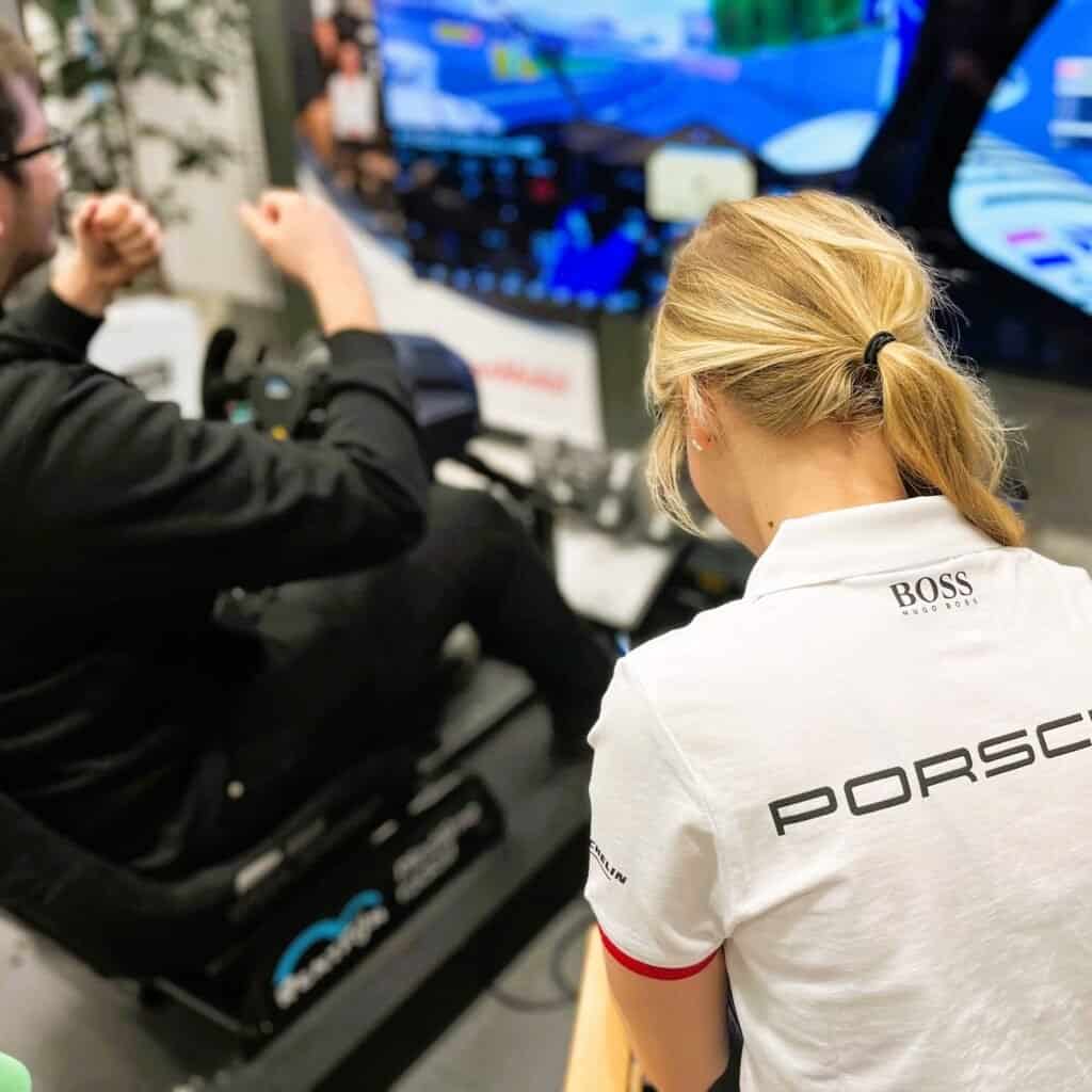 RoarFun Naši klienti Exxonmobil office. Porsche holka.