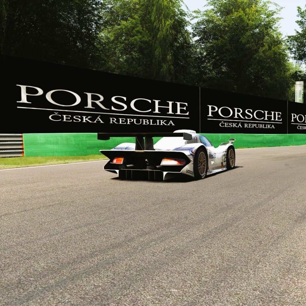 Své logo můžete přidat na jakýkoli závodní vůz na světě, včetně Porsche, Ferrari atd. Značka na billboardu v Monze.