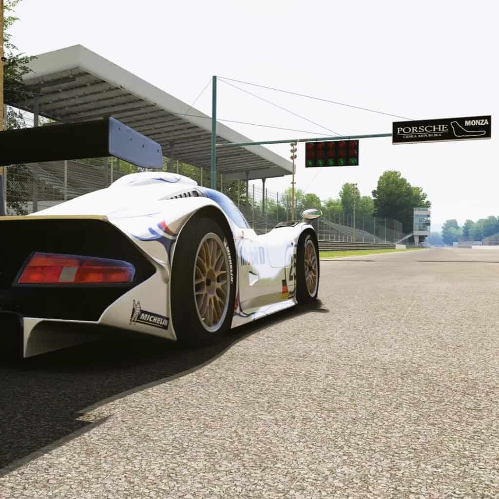 Své logo můžete přidat na jakoukoli závodní trať na světě, včetně Monzy, Spa, Brna, Monaka, Formule 1, na jakoukoli závodní trať. Logo na startovní cílové čáře v Monze.