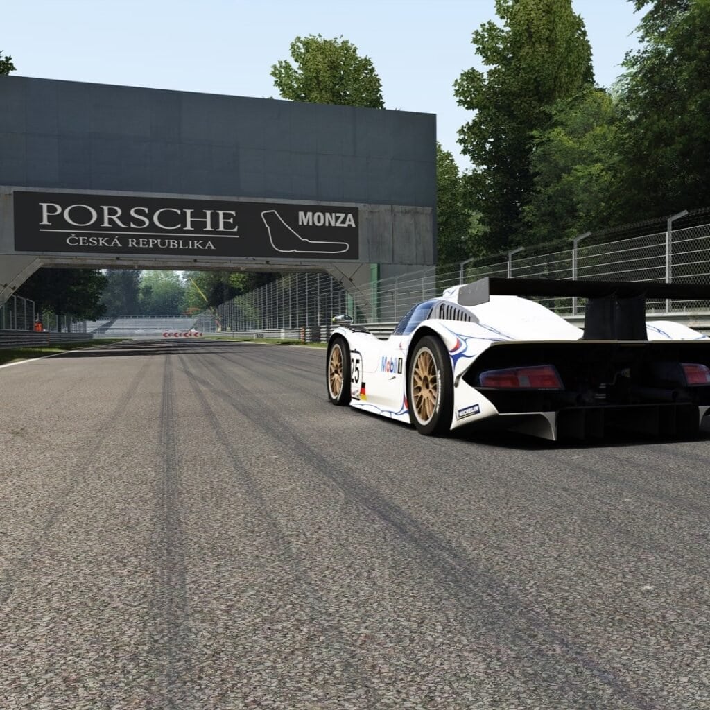 Své logo můžete přidat do jakéhokoli závodního simulátoru na světě, včetně Porsche, Ferrari atd. Značení pod mostem v Monze.