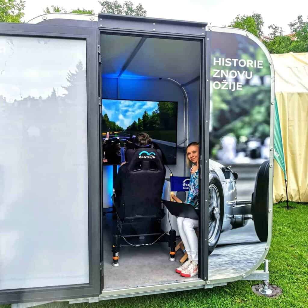 RoarFun spokojení klienti - VR zážitek na klíč pro Audi. Inspirace na Vaši akci - Audi VR retro zážitek, tématika - Auto Union. Lokace - Festival Krumlov 2024 - Mezinárodní hudební festival.