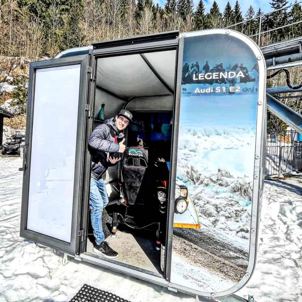 RoarFun spokojení klienti - interaktivní zážitek na klíč pro Audi. Inspirace na Vaši akci - Audi VR rally zážitek, tématika - Audi Legenda S1 E2 Simulátor. Lokace - SnowJam.