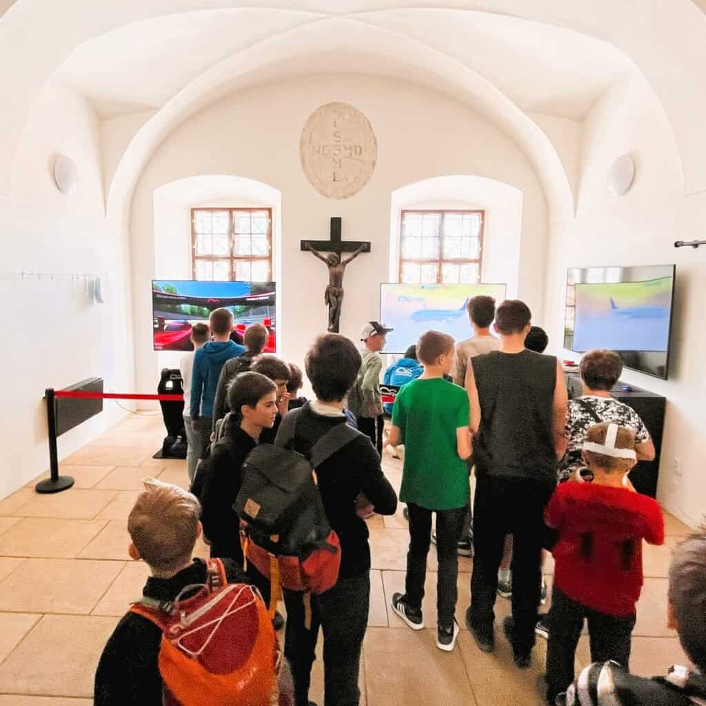Biskupství Brněnské: ministrantská pouť F1 simulator a stihacka pujceni na akce.