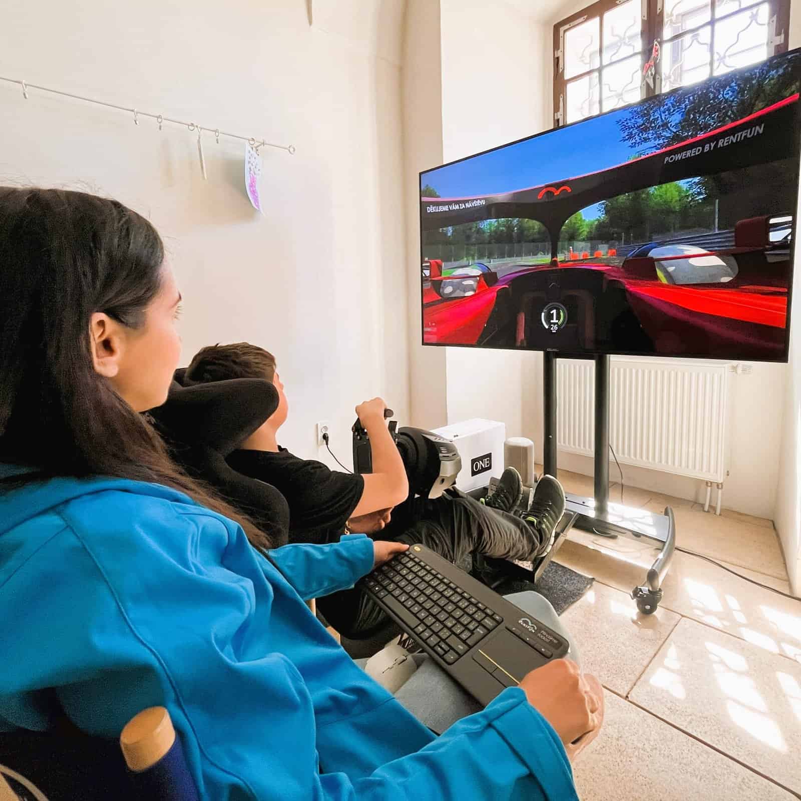 Biskupství Brněnské: ministrantská pouť F1 simulatory půjčovna na akce.