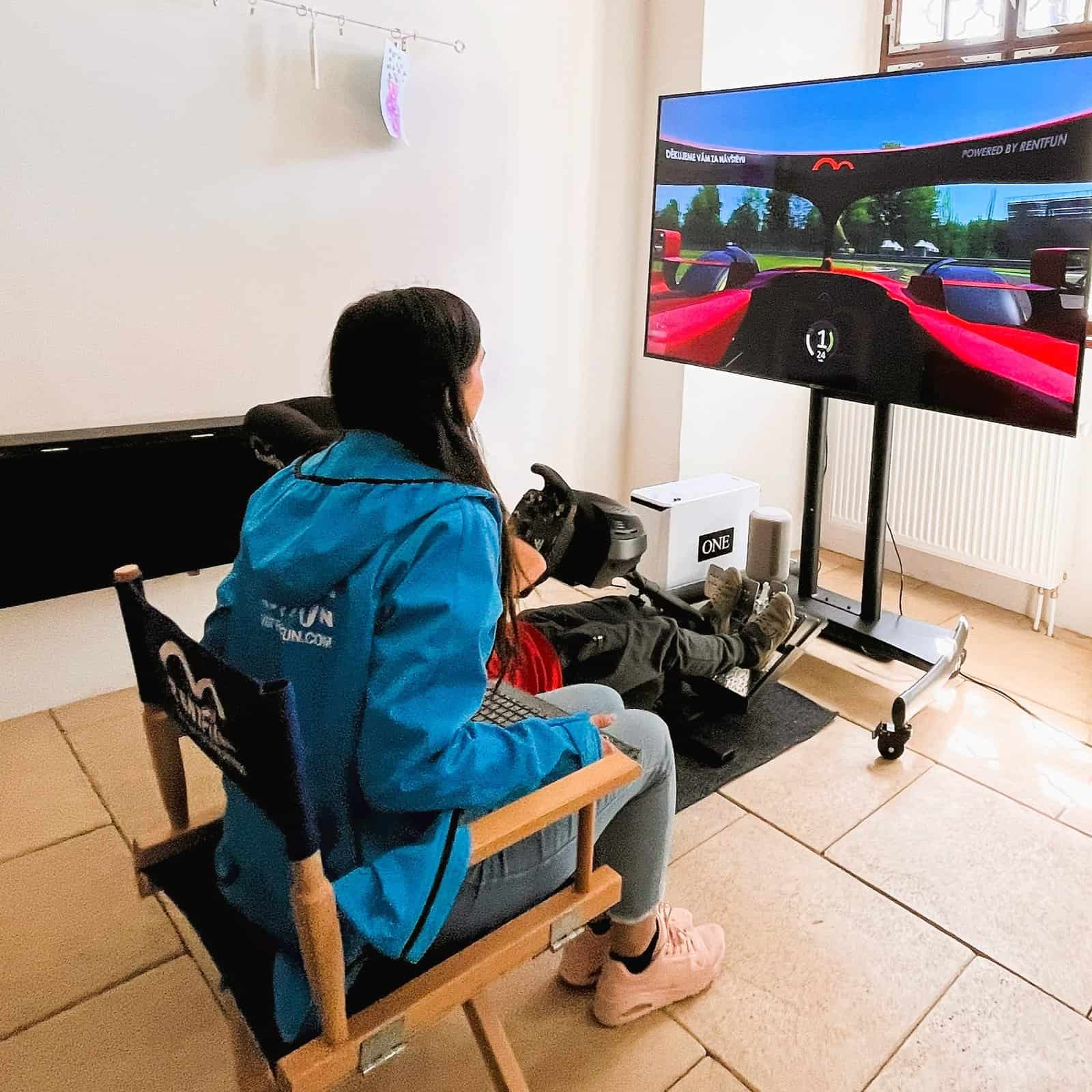 Biskupství Brněnské: ministrantská pouť simulator stihacky. Formule 1 simulator pronajem.