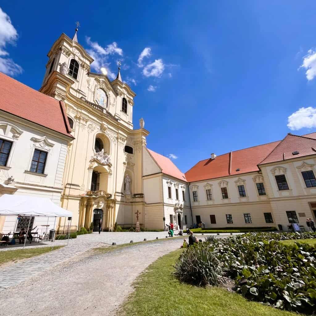 Biskupství Brněnské: ministrantská pouť Rajhrad zamek.