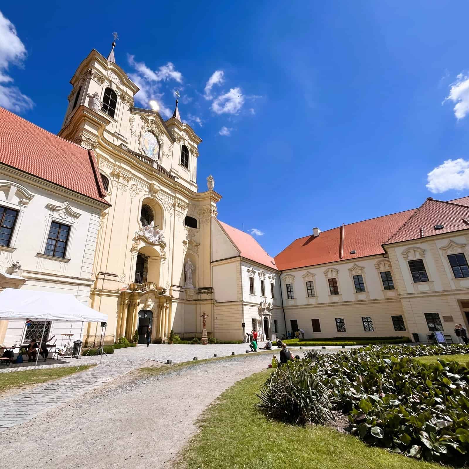 Biskupství Brněnské: ministrantská pouť Rajhrad zamek.