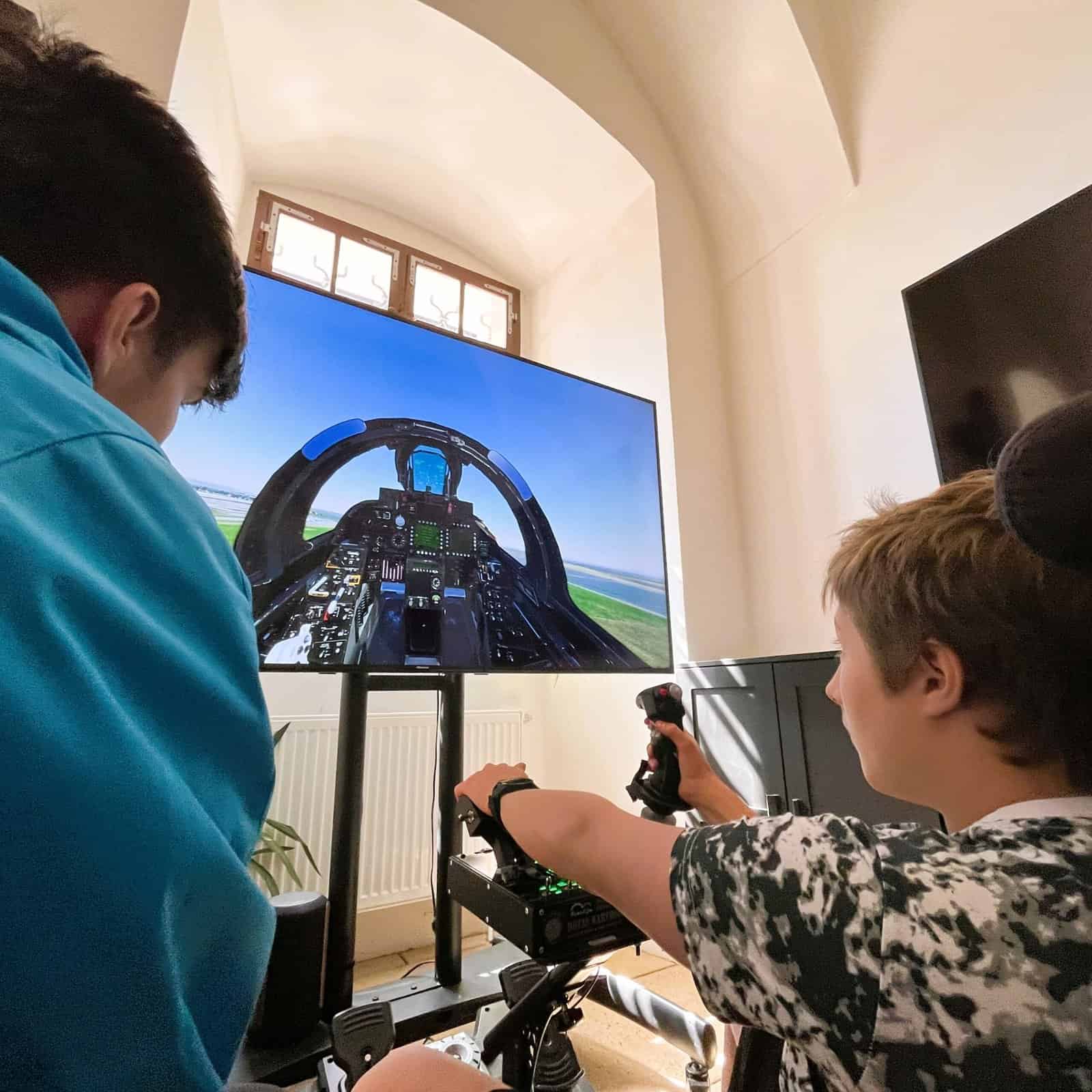 Biskupství Brněnské: ministrantská pouť simulator stihacky. Brno simulator stihacky.