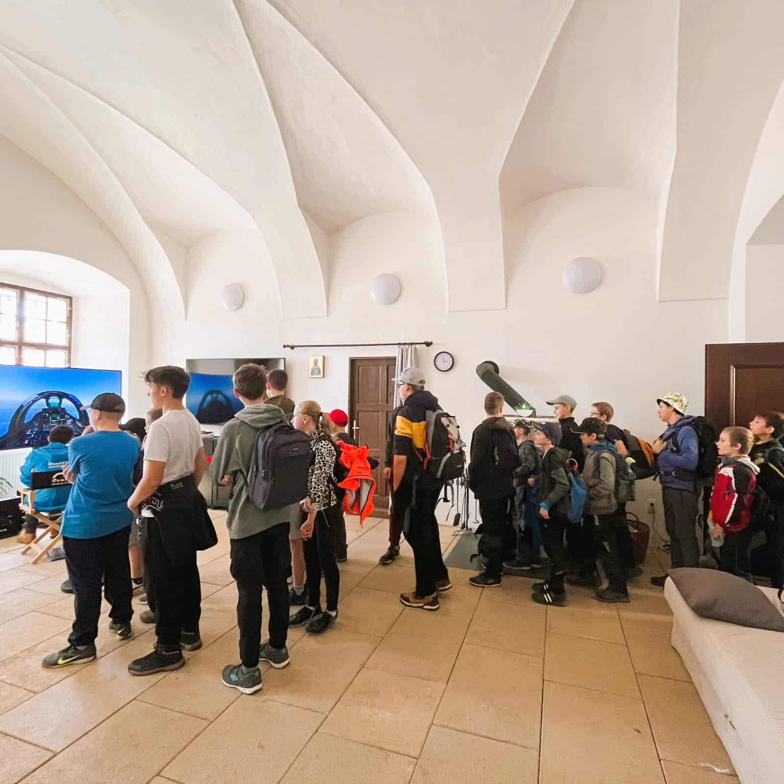 Biskupství Brněnské: ministrantská pouť simulator stihacky. Brno simulator stihacky fronta.