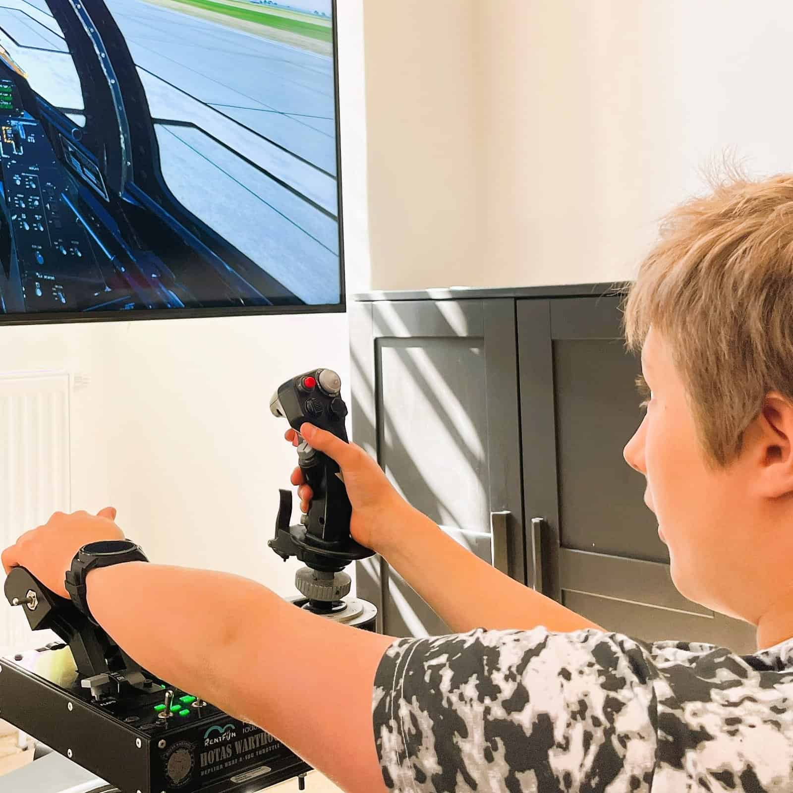 Biskupství Brněnské: ministrantská pouť simulator stihacky. stihacka top gun simulator pronajem.