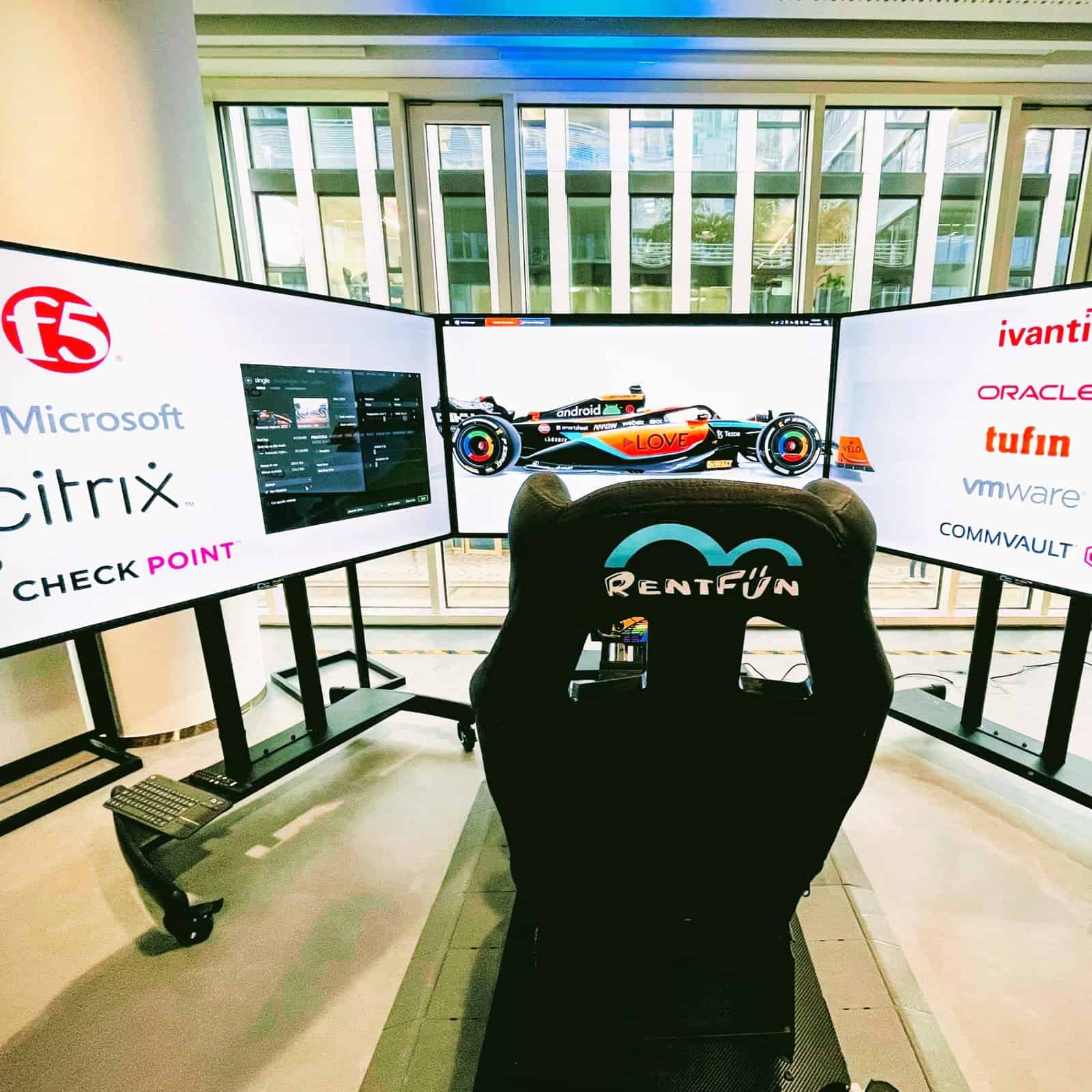 RoarFun Arrow F1 závodní trenažer pridani logo zážitek.