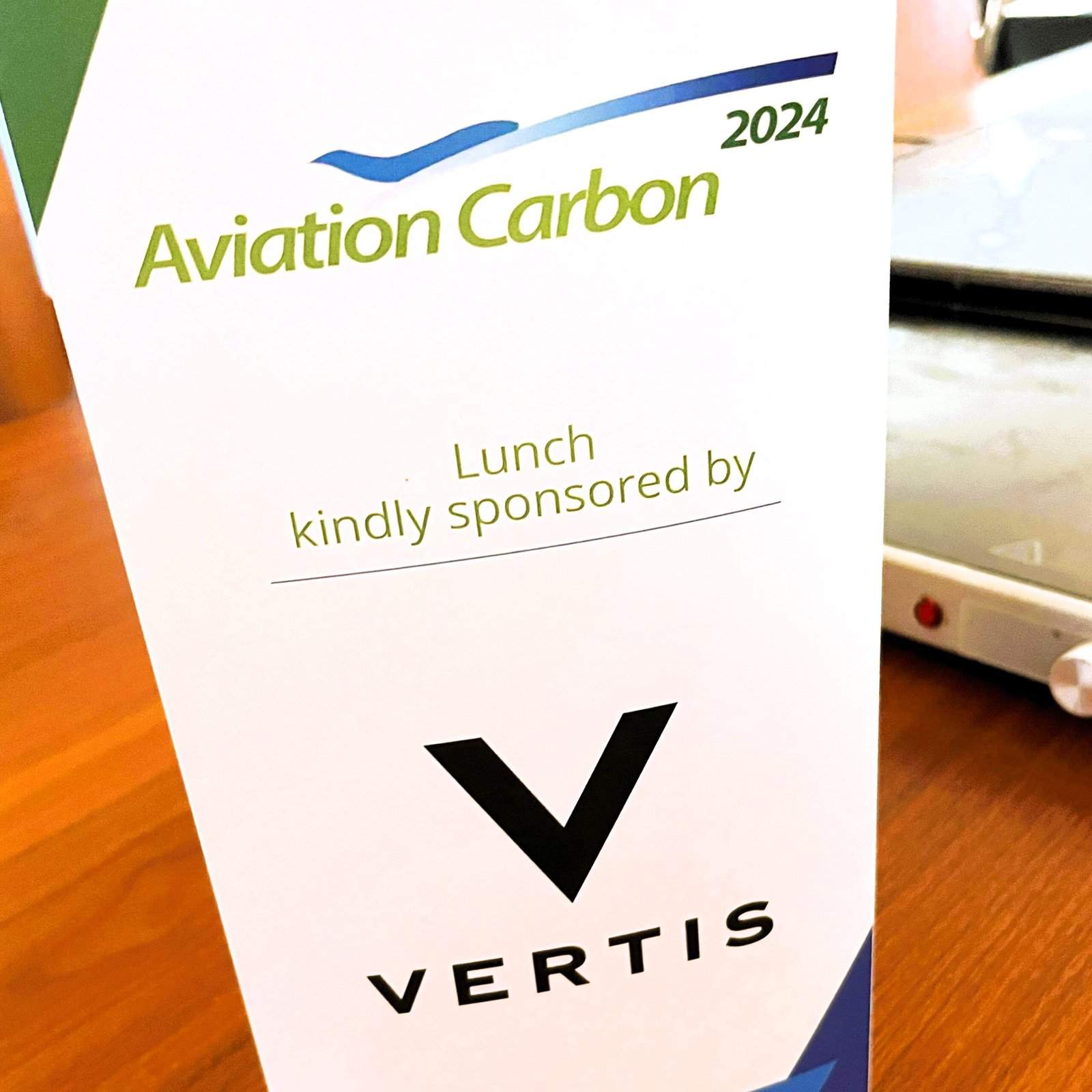 vertis logo aviation carbon londyn sponzor.